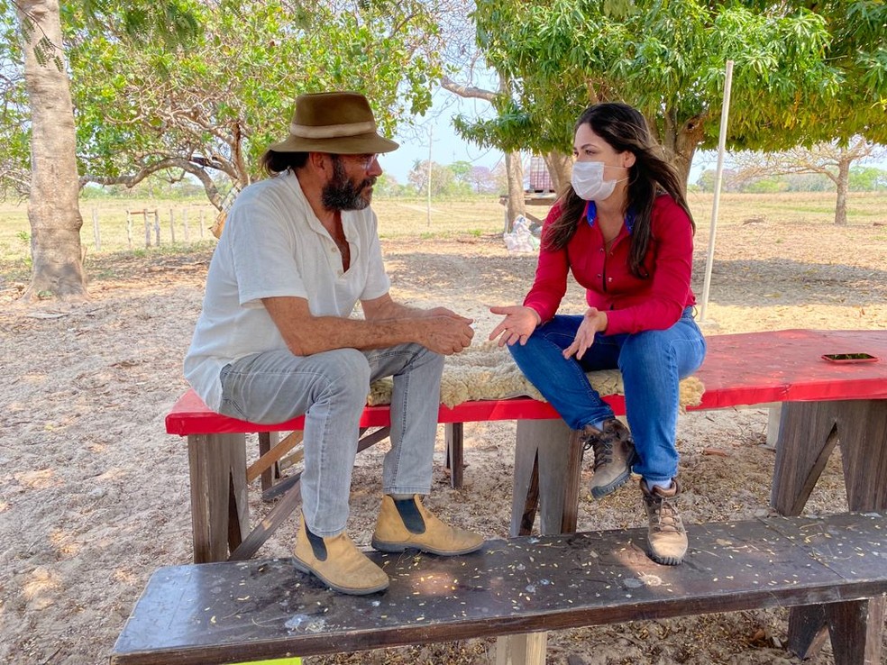 Cantor Almir Sater conversa com a repórter Ellen Rocha, da TV Morena — Foto: Alysson Maruyama/TV Morena