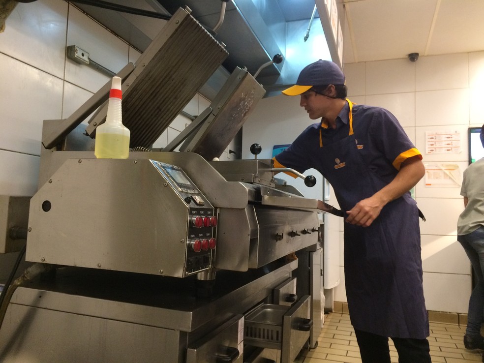 Gabriel Ordaz, de 25 anos, que começou como atendente em uma filial de fast food em shopping de Campina Grande, já cobre férias como estoquista e ajuda como pode na cozinha — Foto: Érica Ribeiro/G1