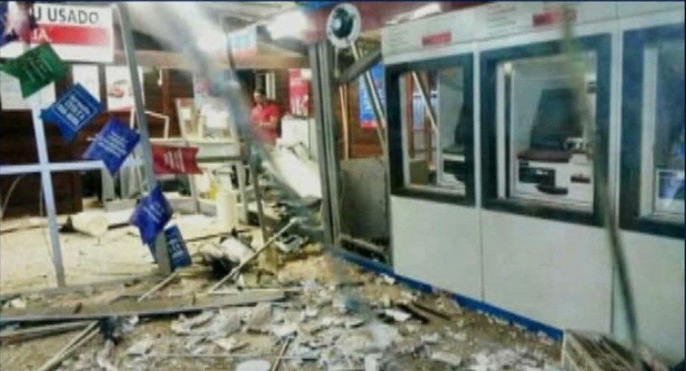 Agência do Banco do Brasil ficou completamente destruída após ataque dos bandidos em Bacabal — Foto: Reprodução/TV Mirante