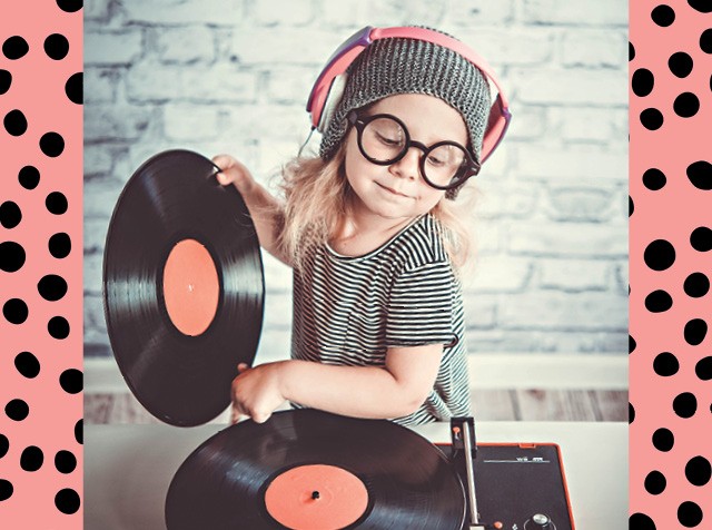 Criança loira brincando de DJ com discos de vinil (Foto: deucee/thinkstock)