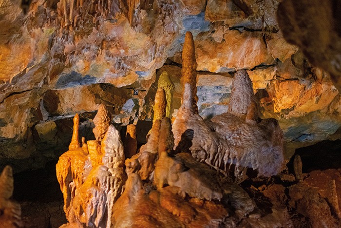 Formadas a partir do acúmulo da água da chuva no solo de cavernas, as estalagmites carregam informações valiosas sobre o índice de precipitação local ao longo do tempo. (Foto: Gettyimages)