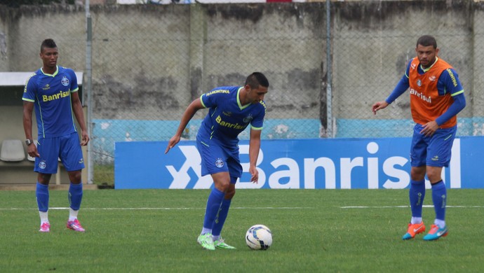 Com Alan Ruiz no time, Felipão faz mistério e treina com 12 titulares