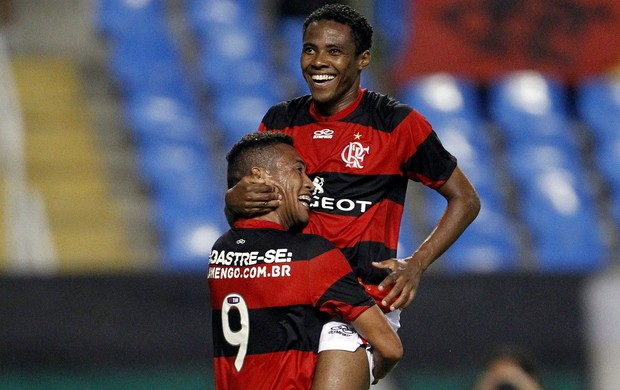 Feliz com primeiro gol pelo Fla, Elias ressalta que trocaria feito pela vitória