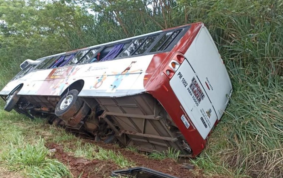 Ônibus que transportava equipe de futebol americano tomba em rodovia do interior de SP  — Foto: Arquivo Pessoal
