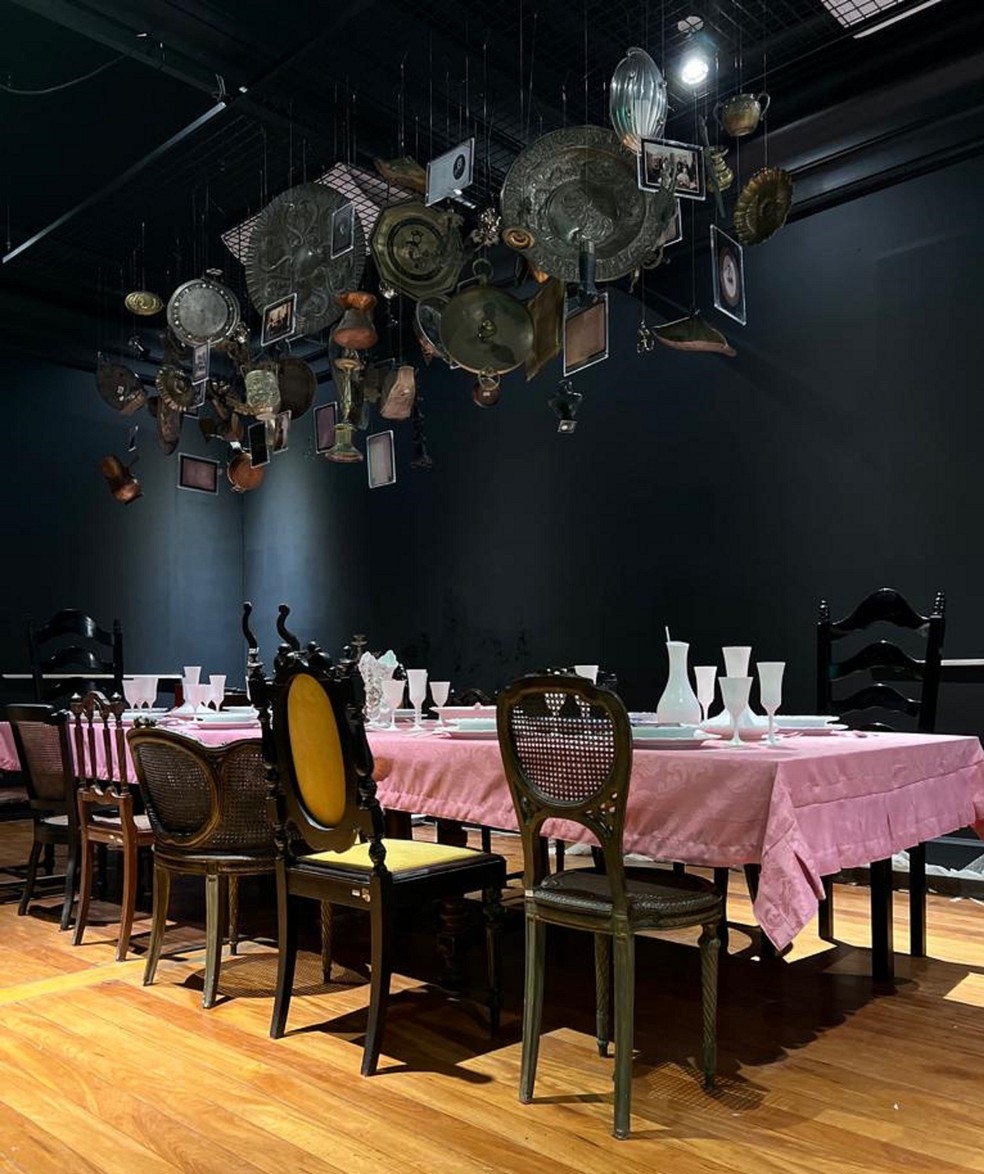 Sala de jantar na exposição '35 anos de Laura', na Casa de Cultura Laura Alvim  — Foto: Divulgação