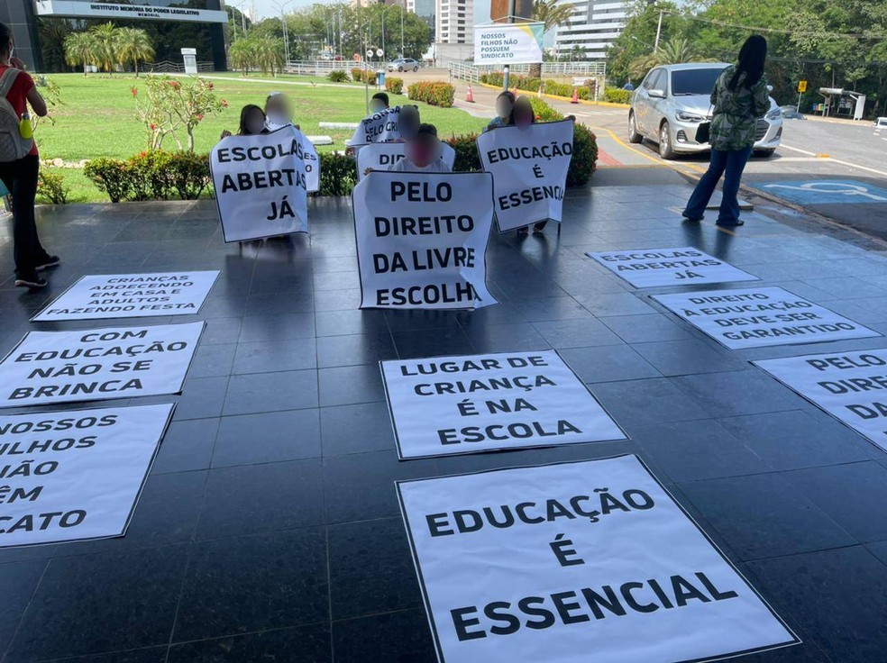 Pais, alunos e professores de escolas particulares protestaram na manhã desta segunda-feira (5) na Assembleia Legislativa de Mato Grosso (ALMT)  — Foto: Assessoria