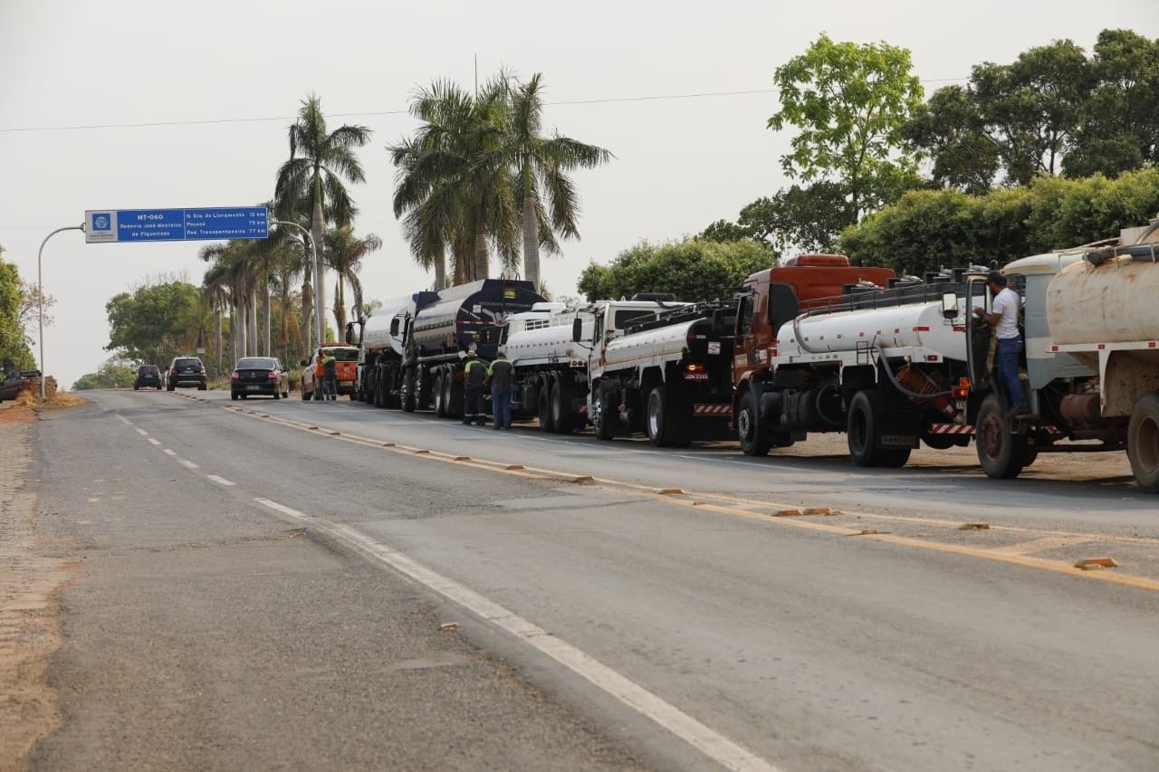 Seis caminhões-pipa com 90 mil litros de água são enviados para apoiar operação de combate aos incêndios florestais no Pantanal de MT
