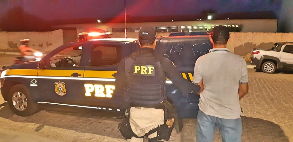 Polícia Rodoviária Federal prende homem com CNH falsificada  — Foto: Divulgação/ PRF