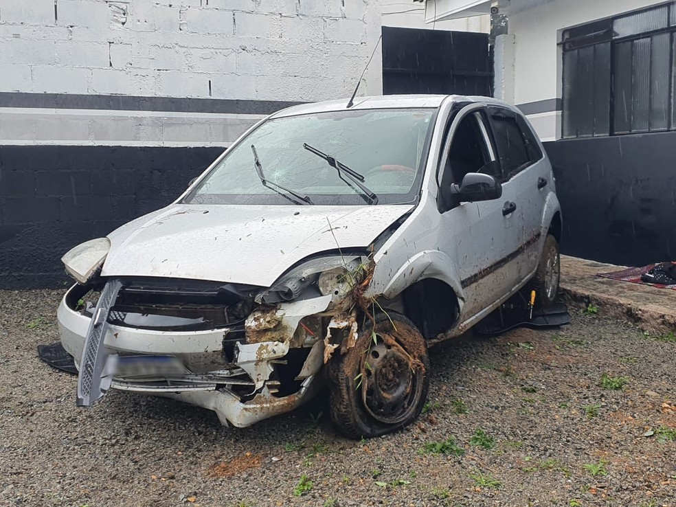 Carro onde estavam os suspeitos foi levado para o pátio da delegacia de Quatro Barras — Foto: Amanda Menezes/RPC