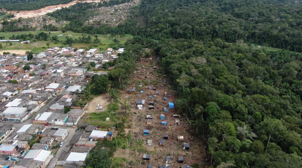 Invas&atilde;o fica entre Reserva Adolpho Ducke e bairro Cidade de Deus. &mdash; Foto: Willian Duarte/Rede Amaz&ocirc;nica 