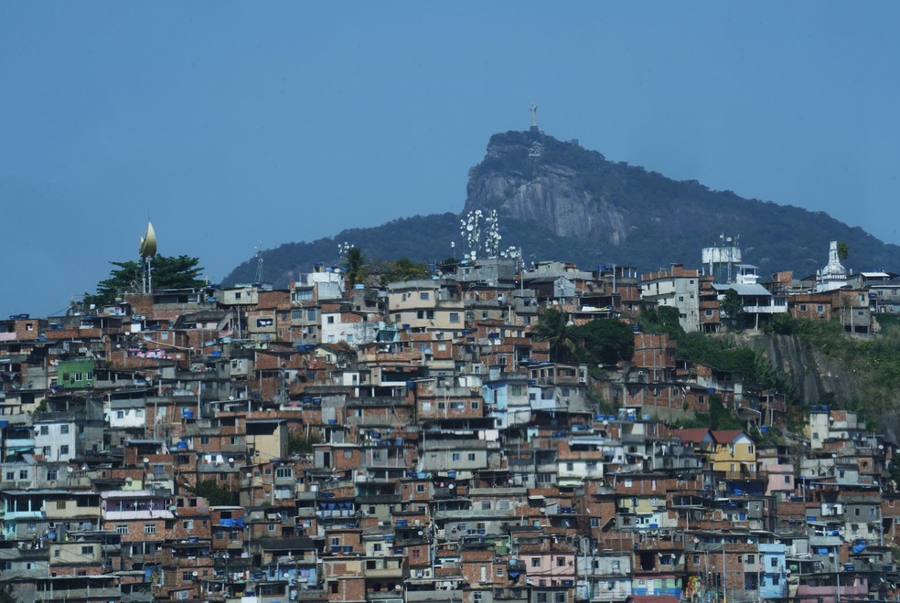 Morro da Previdência, primeira favela do Brasil, e o Cristo Redentor ao fundo — Foto: Marcos Serra Lima/G1