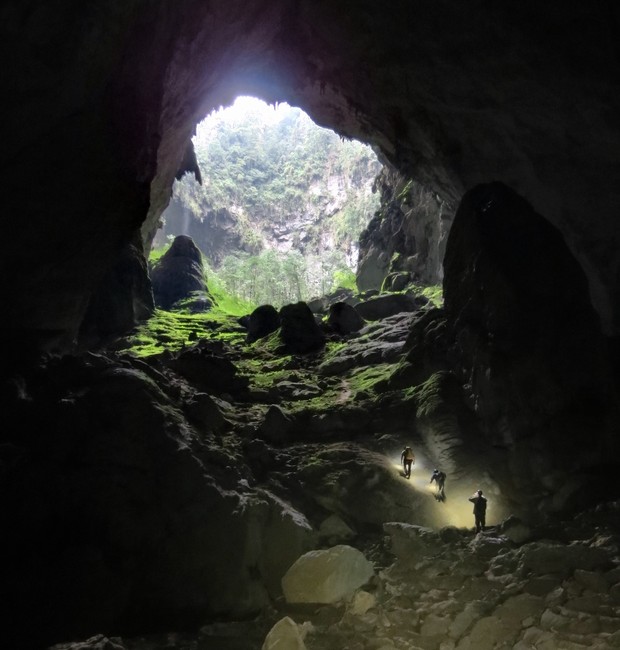 A caverna tem duas claraboias - chamadas dolinas -, que permitem que a luz solar entre no interior (Foto: Doug Knuth / WikipediaCommons)
