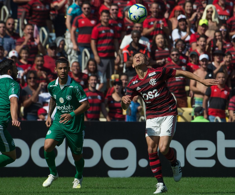 Rafinha E Tratado Como Idolo E Retribui Com Chapeus E Otima Exibicao Na Goleada Do Flamengo Flamengo Ge