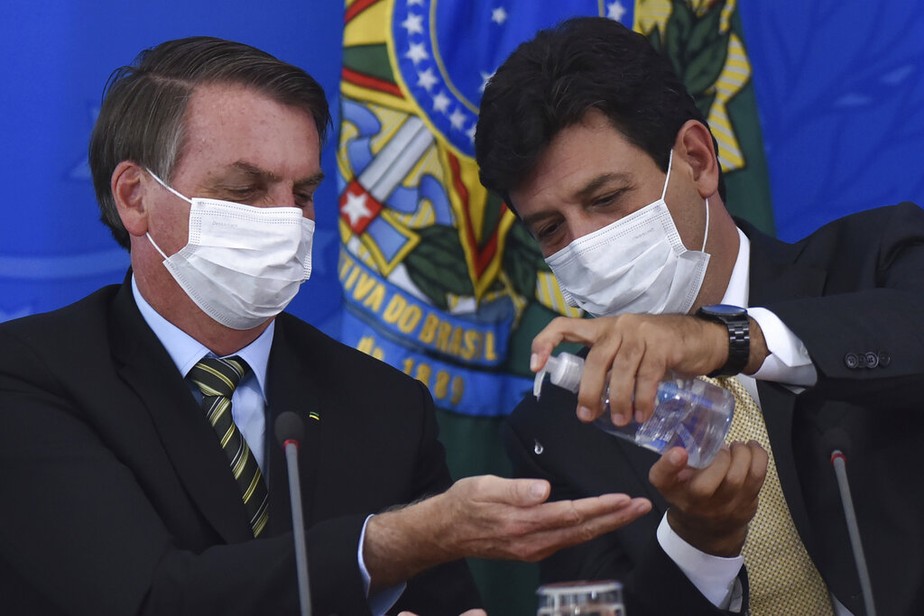 Bolsonaro se reúne com Mandetta após vazamento de conversa entre Onyx e Terra