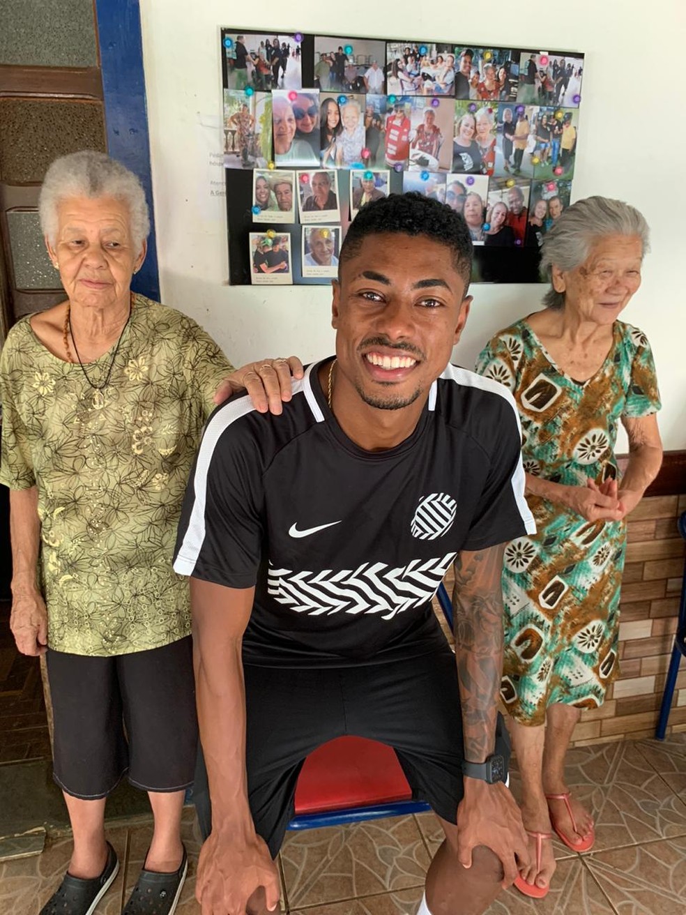 Bruno Henrique distribui cestas básicas para idosos — Foto: Divulgação