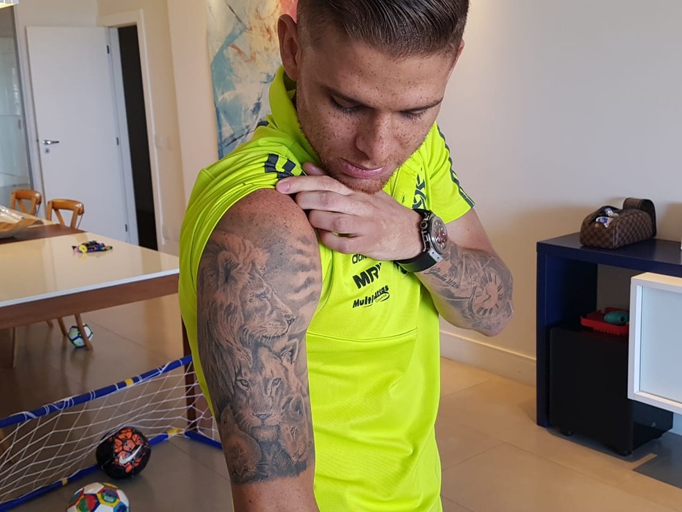 Cuéllar exibe nova tatuagem, com leões que representam sua família — Foto: Marcelo Baltar