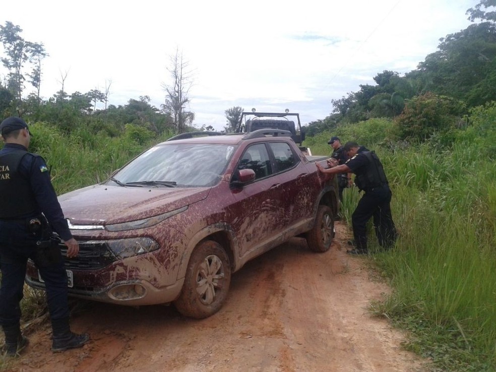Carro roubado em Machadinho d’Oeste é recuperado na fronteira com a Bolívia (Foto: Polícia Militar/Divulgação)