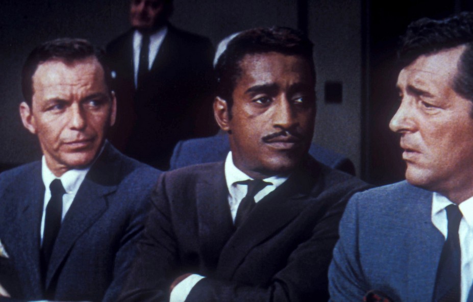 Sammy Davis Jr em cena da versão original de Onze Homens e Um Segredo (1960) (Foto: Reprodução)