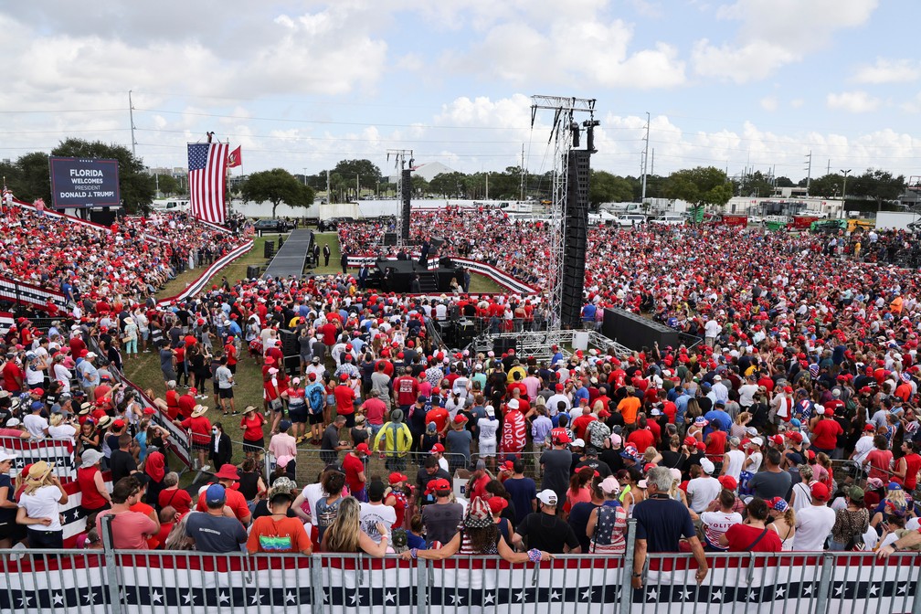 Milhares participam de comício nesta quinta (29) em Tampa, na Flórida, para apoiar o presidente Donald Trump — Foto: Brian Snyder/Reuters