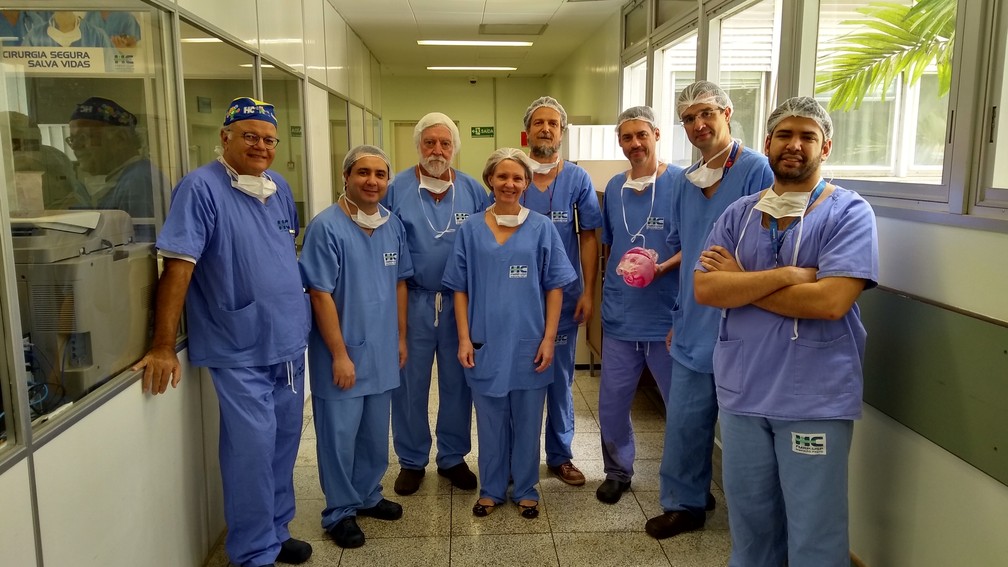 Equipe médica responsável pela cirurgia de gêmeas siamesas em Ribeirão Preto (SP) (Foto: Divulgação/HC-FMRP/USP)