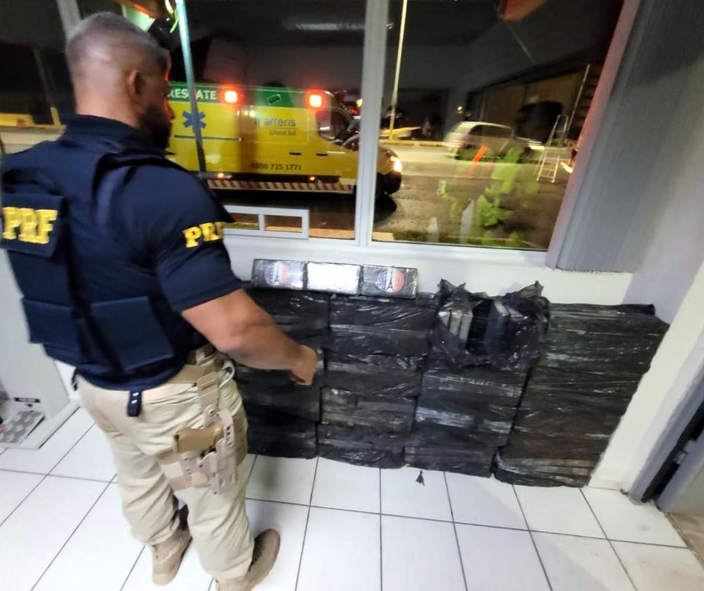 PRF encontra 197,5 quilos de cocaína em fundo falso de caminhão em SC