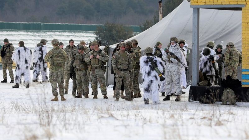 Instrutores militares ucranianos e do Exército dos EUA participam de exercícios no Centro Internacional de Segurança de Manutenção da Paz em 4 de fevereiro de 2022 (Foto: Reuters via BBC News)