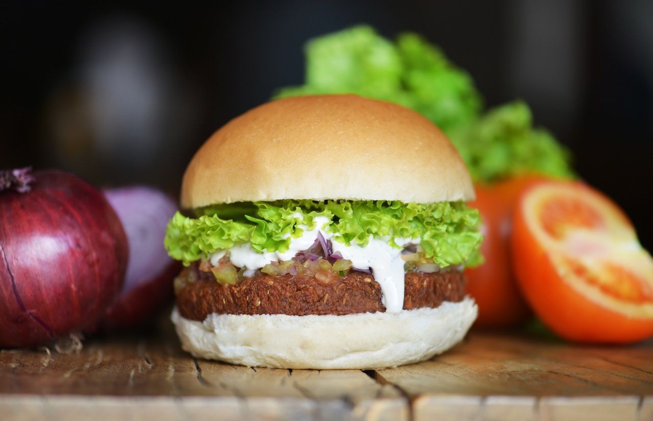 Hambúrguer vegano feito de falafel (Foto: Divulgação)