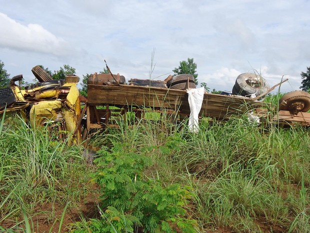 Caminhão capotou após sair da pista na BR-226, em Darcinópolis (Foto: PRF Tocantins/Divulgação)