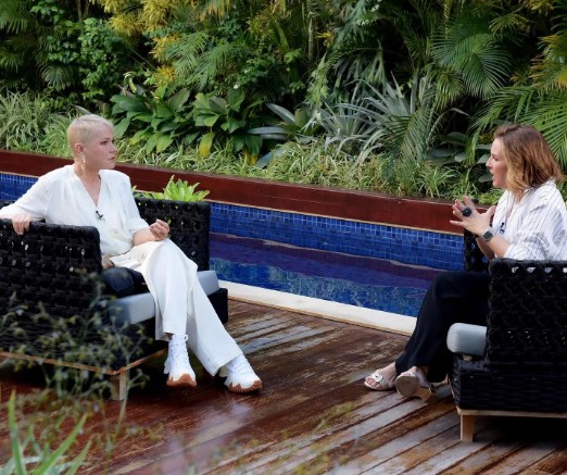 Xuxa dando entrevista para Renata Capucci na área externa de sua nova casa — Foto: Blad Meneghel/Reprodução Instagram