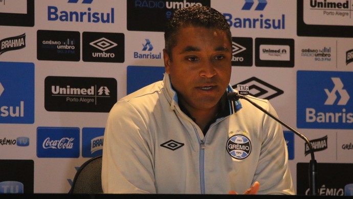 Roger valoriza paciência contra retranca e isenta Everton por falhas