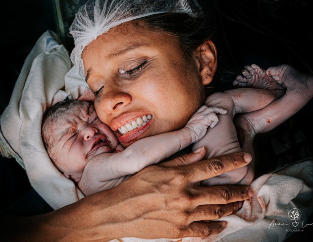 A brasileira Anne Lucy Silva Barbosa foi premiada na categoria melhor foto de parto, captando a emoção de uma ao segurar seu filho (Foto: Anne Lucy Silva Barbosa)