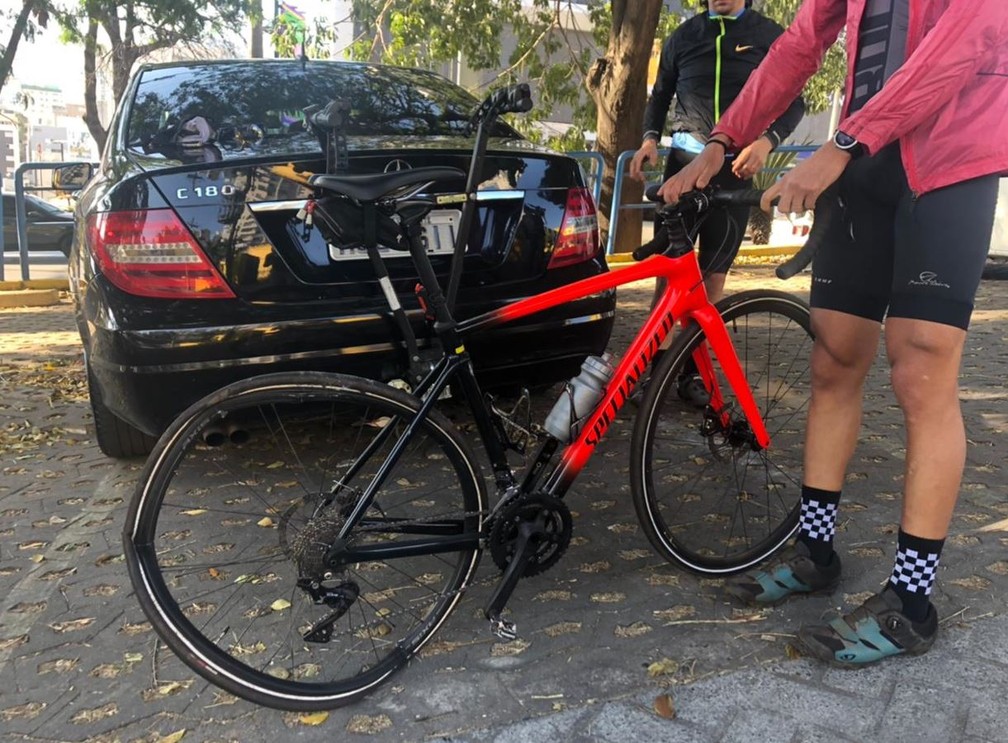 Bicicleta ficou danificada após ser atingida por carro na Avenida Nossa Senhora do Carmo — Foto: Júlio César Santos/ TV Globo