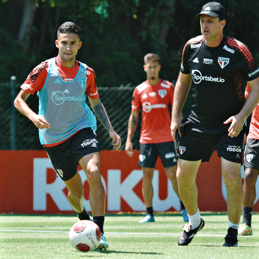 Rogério Ceni observa Rodrigo Nestor em treino do São Paulo — Foto: São Paulo FC