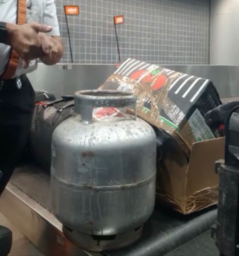 VÍDEO: Mulher tenta despachar botijão de gás em voo; 'A senhora derruba um avião com um negócio desses', diz funcionário