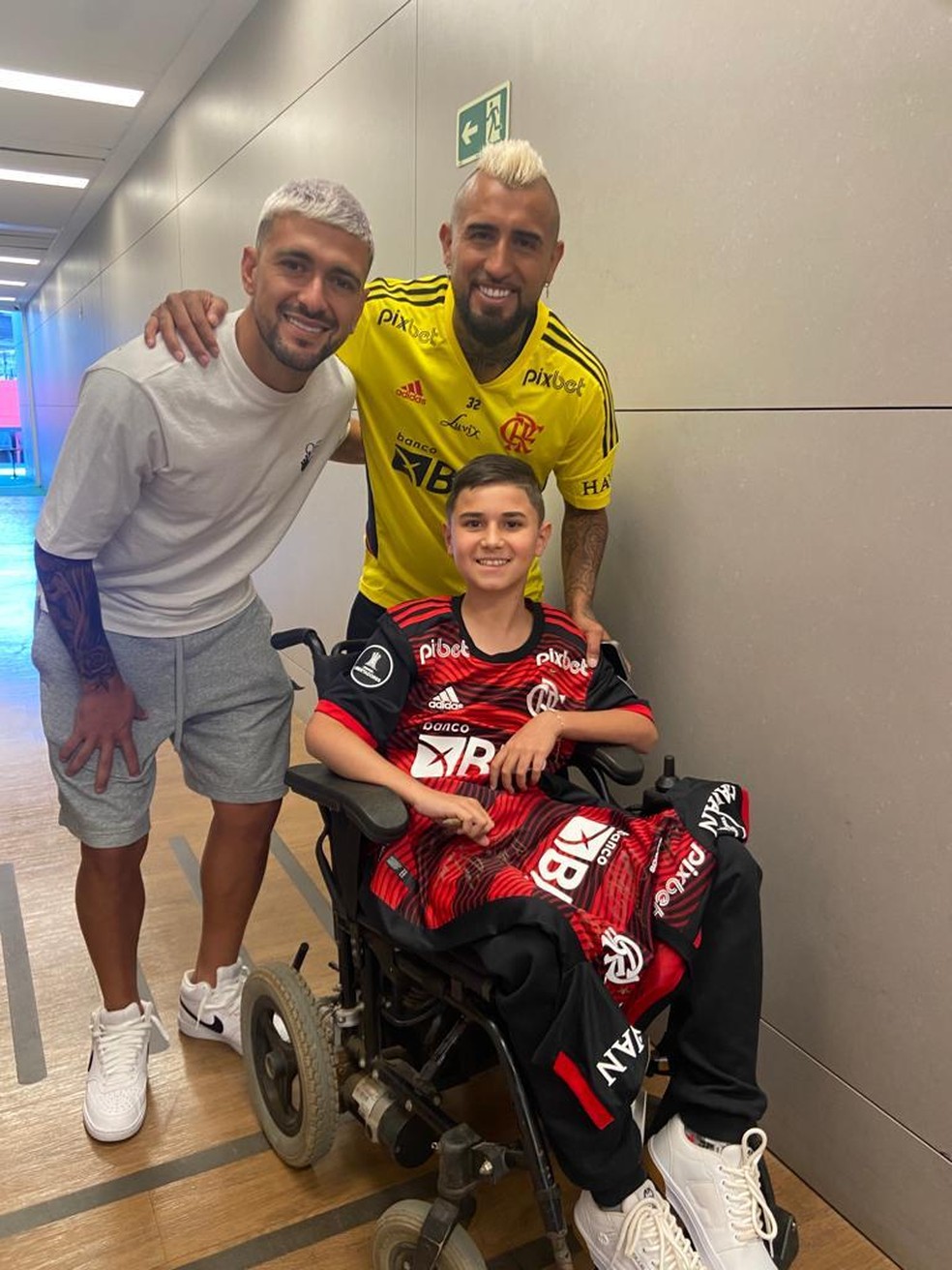 Luiz Miguel com Arrascaeta e Vidal no Ninho &mdash; Foto: Arquivo pessoal