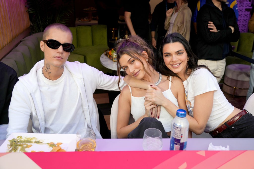 INGLEWOOD, CALIFORNIA - FEBRUARY 13: Justin Bieber, Hailey Bieber and Kendall Jenner attend Super Bowl LVI at SoFi Stadium on February 13, 2022 in Inglewood, California. (Photo by Kevin Mazur/Getty Images for Roc Nation) (Foto: Getty Images for Roc Nation)