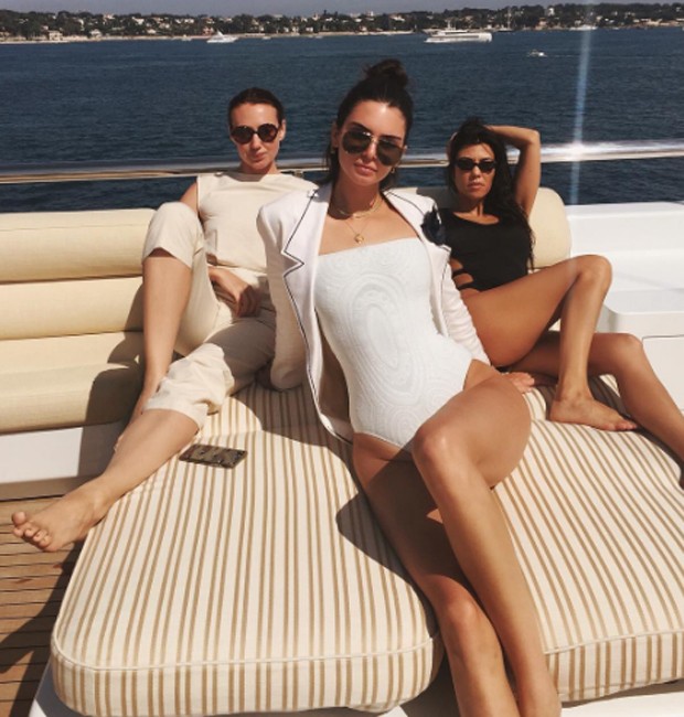 Kendall Jenner e Kourtney Kardashian de férias no Sul da França (Foto: Reprodução / Instagram)