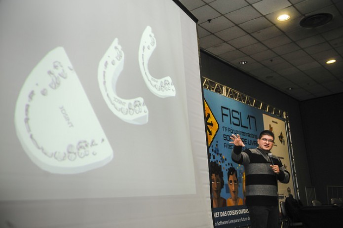 Cícero Moraes em palestra no FISL 17 (Foto: Divulgação/FISL)