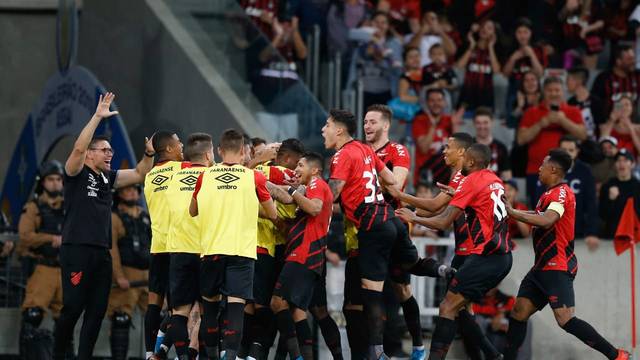 Jogadores do Athletico comemoram o gol de empate marcado por Nikão