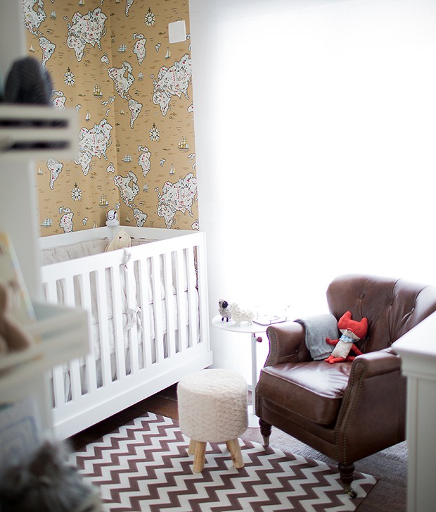 Com tons neutros, poltrona confortável, tapete e papel de parede inspirador, o quarto de Nicolas ficou uma graça! (Foto: Carla D’Aqui)