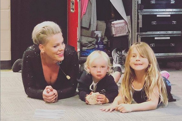 A cantora Pink com os filhos (Foto: Instagram)