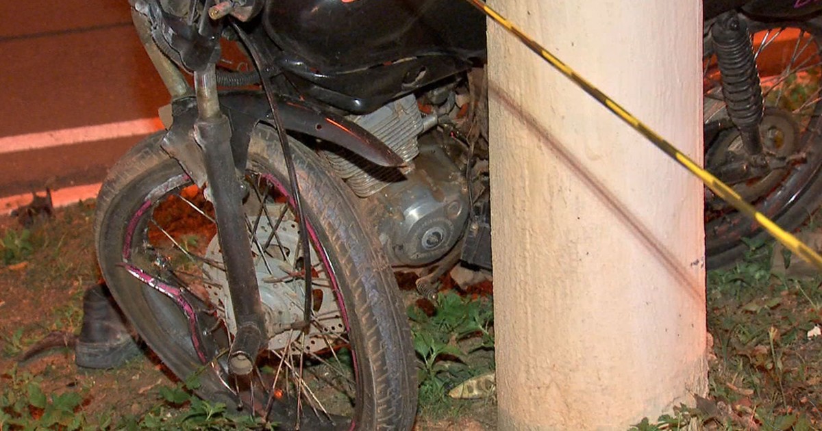 Mulher bate moto em carro e morre em avenida de Cuiabá