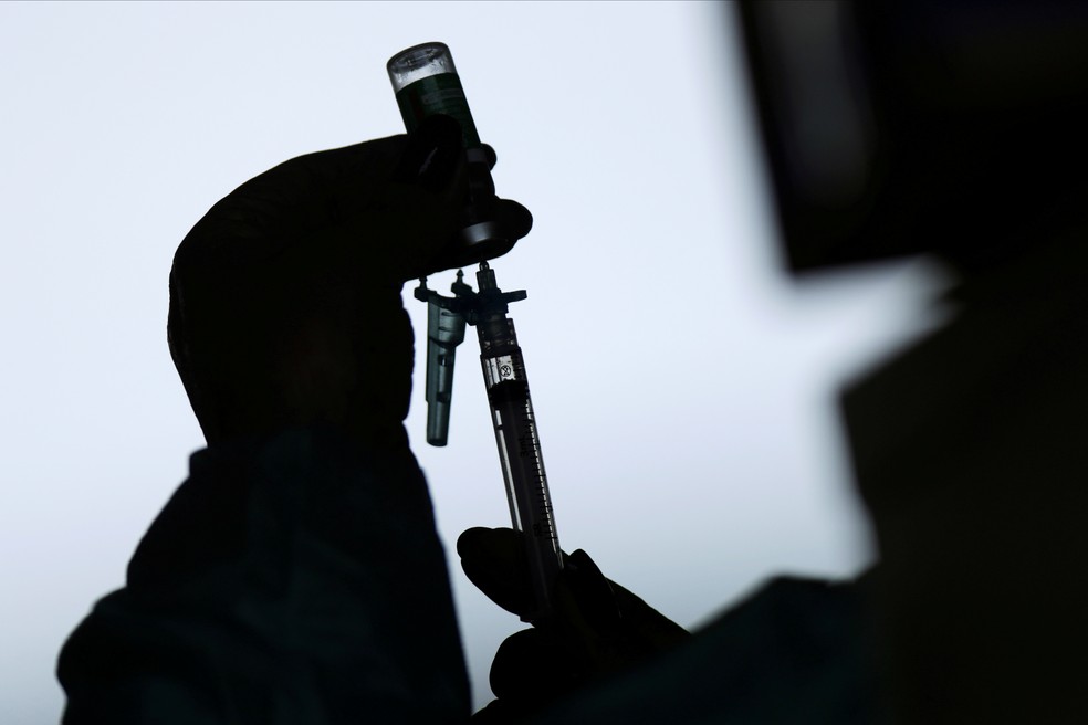 Profissional da saúde prepara dose da vacina AstraZeneca/Oxford em hospital de Brasília — Foto: Ueslei Marcelino/Reuters
