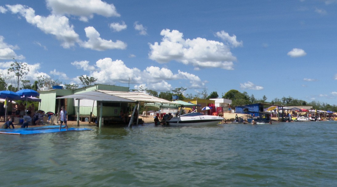 Turistas lotam prainhas de água doce no noroeste mesmo com cheia do Rio Paraná