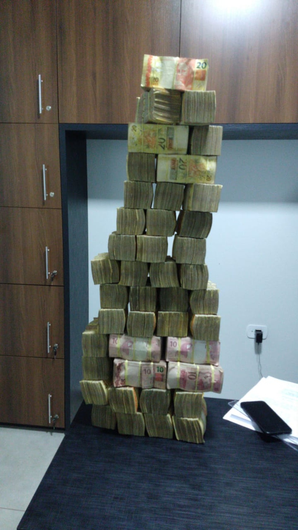 Durante o atendimento, a polícia encontrou uma mala com quase R$ 500 mil — Foto: Divulgação/Polícia Civil