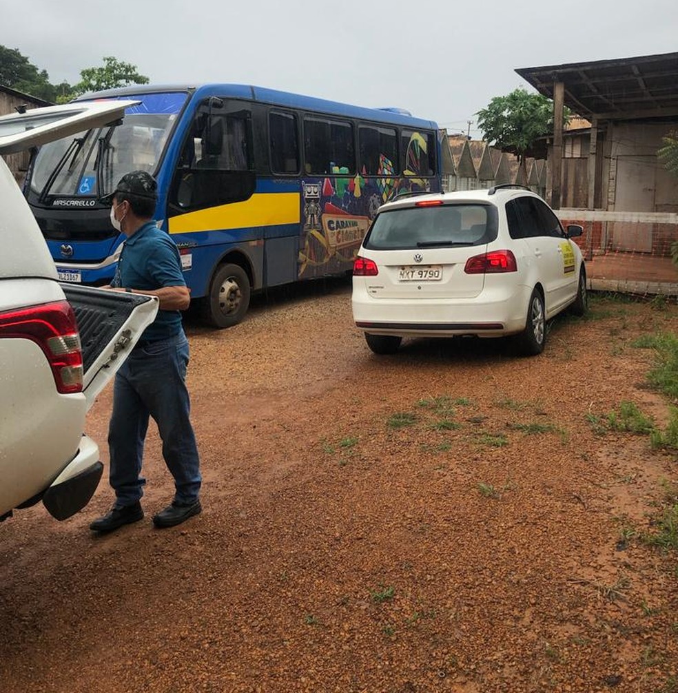 Estudantes foram resgatados por carros da Ufac e um van do Estado — Foto: Arquivo pessoal