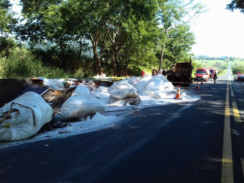 Carga ficou espalhada na pista e trânsito está parcialmente interditado (Foto: Polícia Rodoviária Federal/Divulgação)