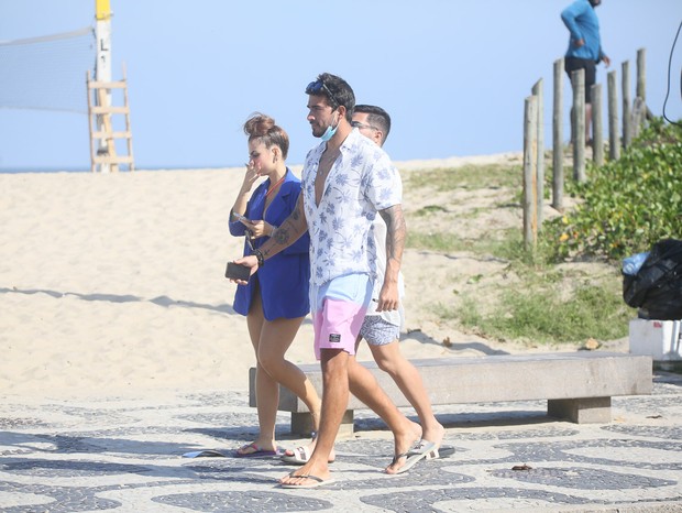Gui Napolitano e Catherine Bascoy passeiam pela praia do Leblon, no Rio (Foto: Delson Silva/AgNews)
