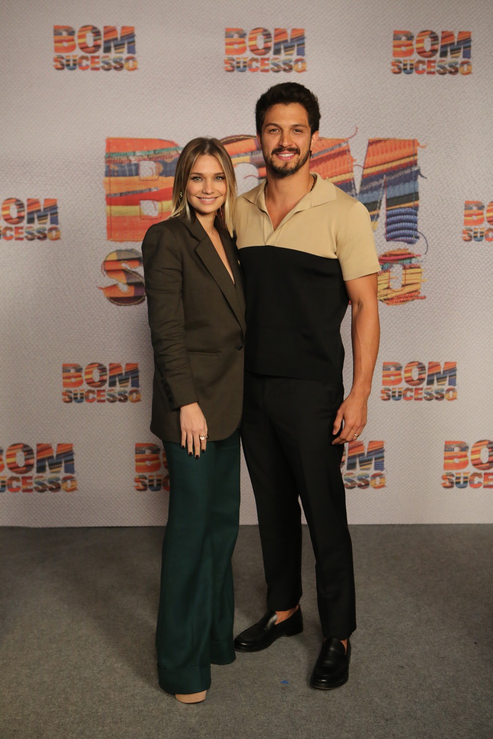 Romulo Estrela posa com a esposa combinando looks 'Saímos iguais e foi