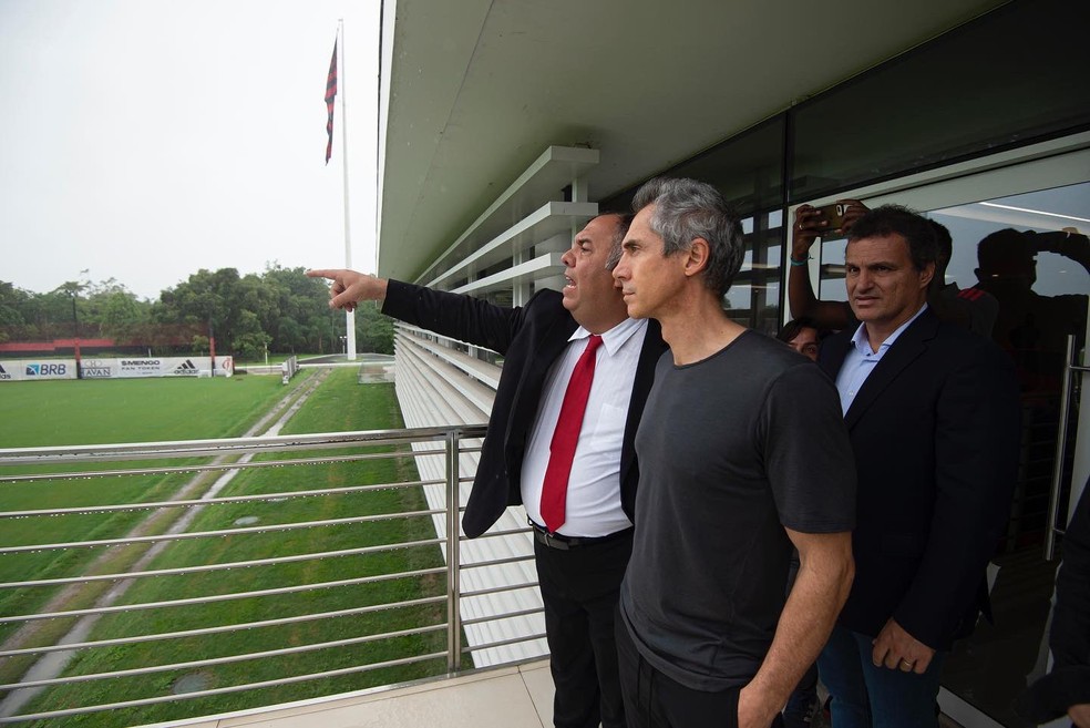 Paulo Sousa com a diretoria do Flamengo no CT &mdash; Foto: Alexandre Vidal/Flamengo